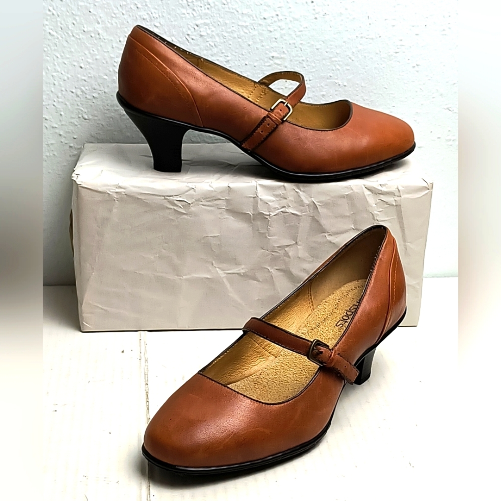 Softspots Millie 6.5WW Mary Jane Shoes Kitty Heel Pump